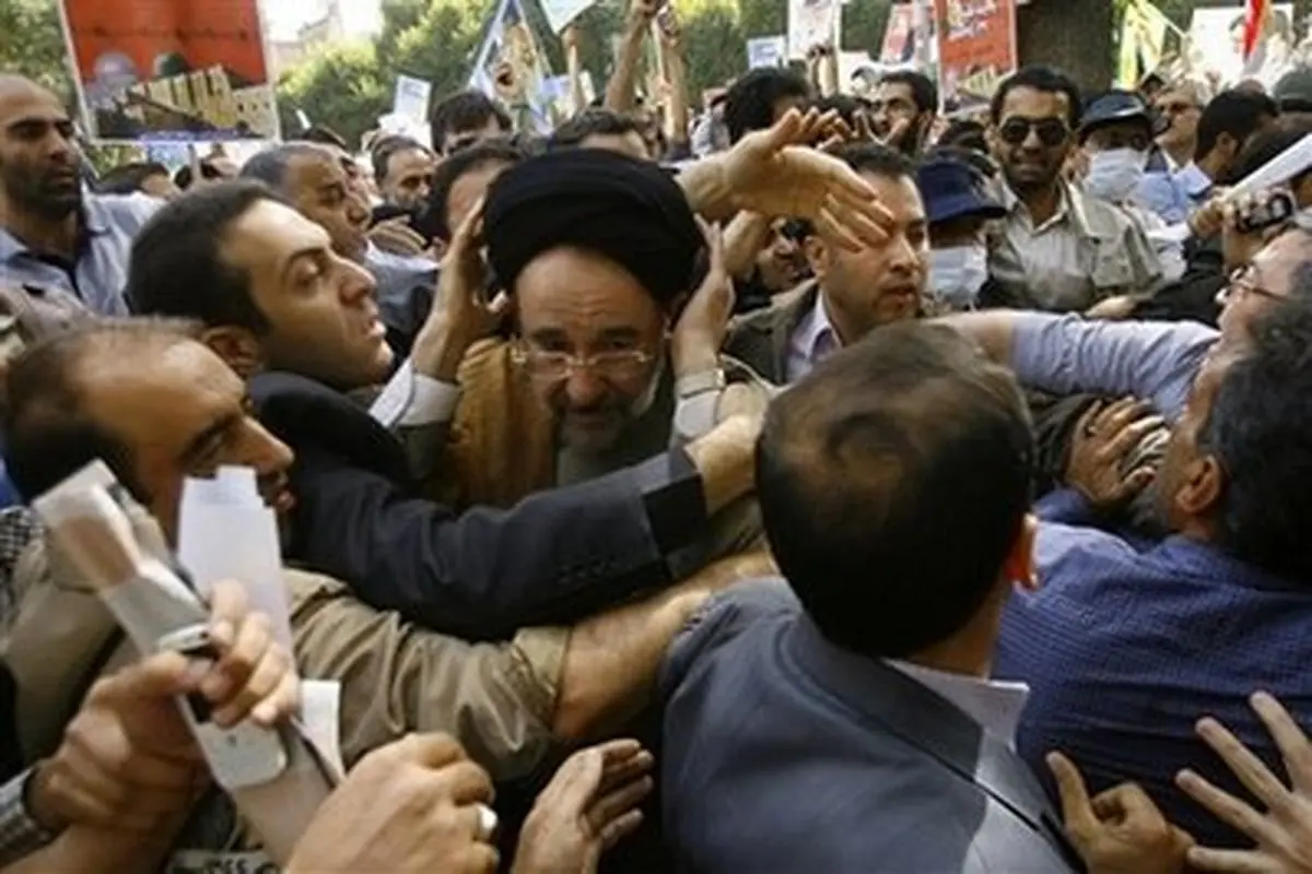 آخرین اخبار از حوادث امروز تهران:درگیری های پراکنده/حمله به اتوموبیل میرحسین و خاتمی/حضور گسترده حامیان موسوی و کروبی