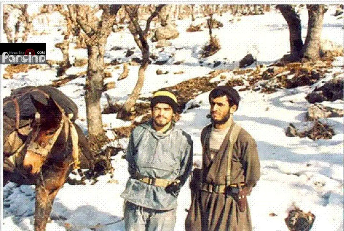 عكس/احمدي نژاد با لباس كردي اوايل انقلاب در يكي از روستاهاي كرمانشاه