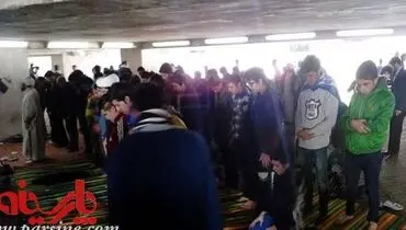 عکس: نماز شیعه و سنی در حاشیه دربی