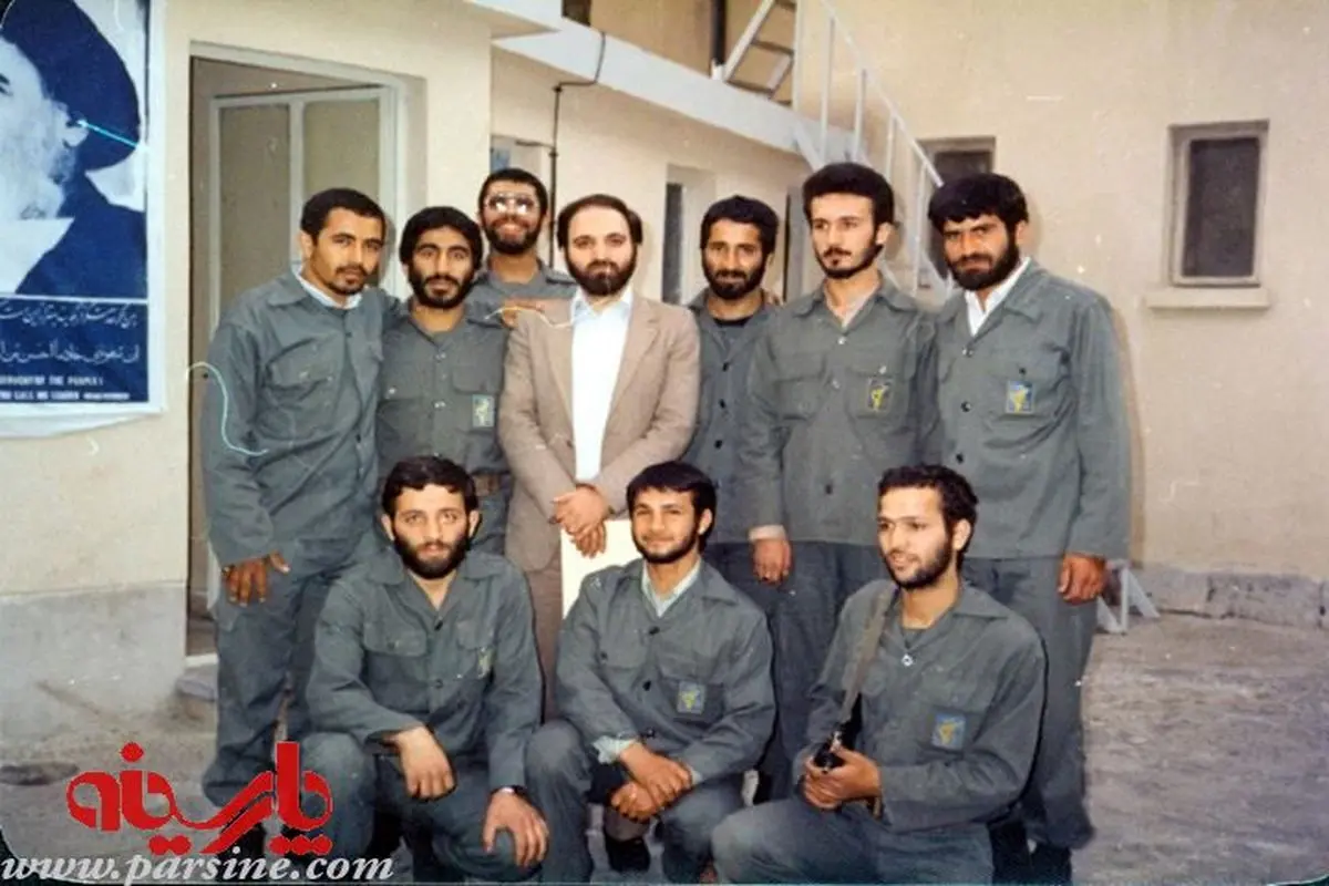 عکس: عبدالکریم سروش در میان اعضای سپاه پاسداران