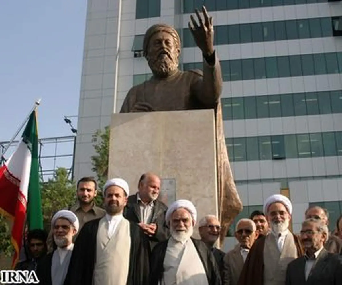 غیبت خانواده شهید بهشتی در مراسم پرده برداری از تندیس
