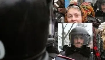 عکس: حرکت جالب مخالفین دولت اوکراین در مقابل پلیس