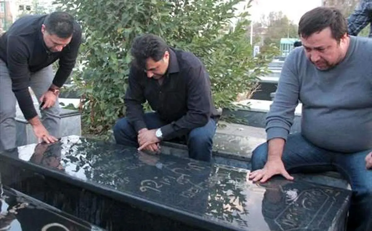 عکس/ علی دایی بر مزار پدر