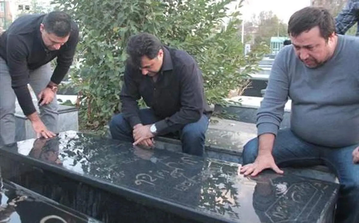 عکس/ علی دایی بر مزار پدر