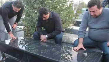 عکس/ علی دایی بر مزار پدر