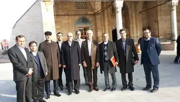 عکس یادگاری قالیباف بر سر مزار مولانا در قونیه