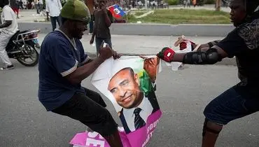 وقتی طرفداران رئيس جمهور سابق عکس رئیس جمهور را پاره کردند+عکس