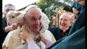 عکس/ شوخی یک زن با پاپ