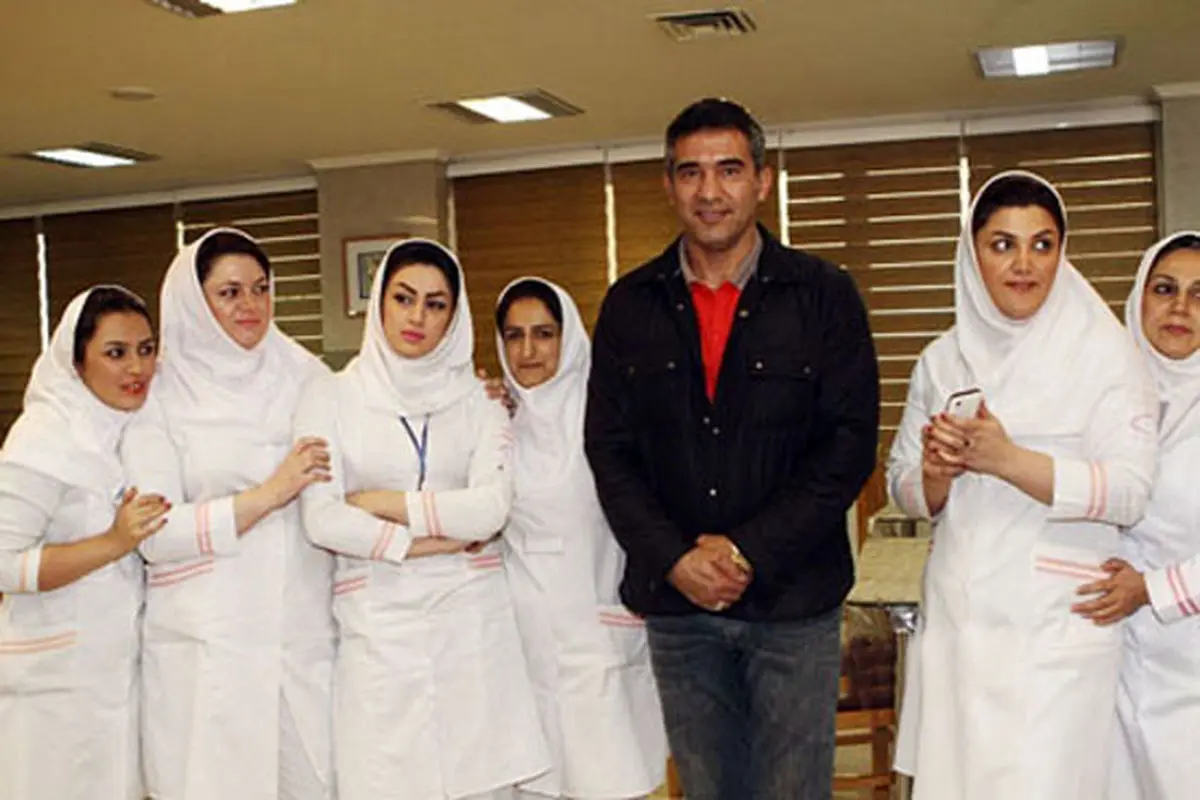 عکس دختران پرستار در کنار عابدزاده