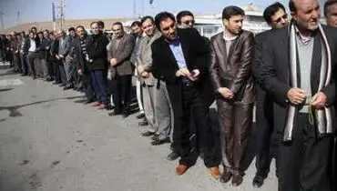 صف طولانی دست دادن با استاندار +عکس