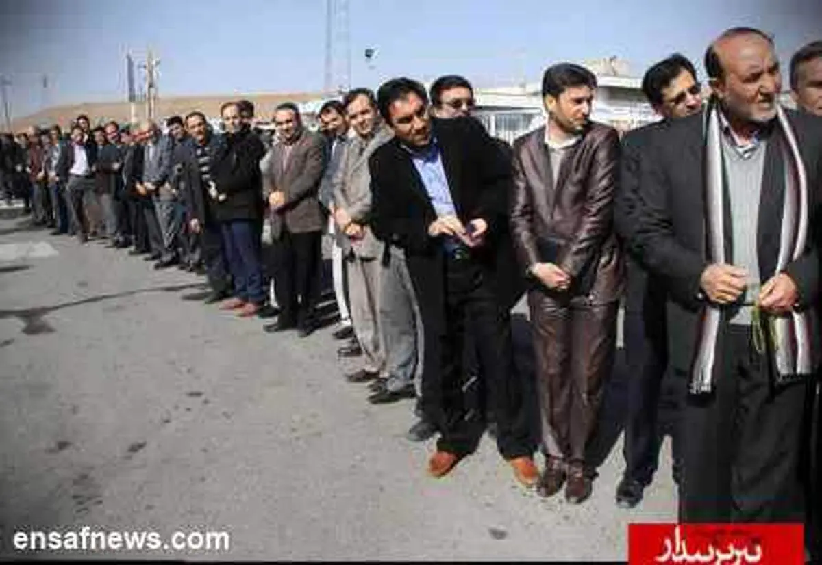 صف طولانی دست دادن با استاندار +عکس