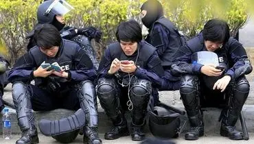 عکس/ پیامک خوانی پلیس ضدشورش تایلند