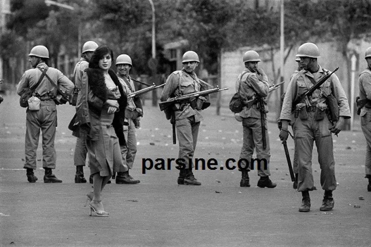 چشم چرانی سربازان از زن بی حجاب در زمان حکومت نظامی سال 57