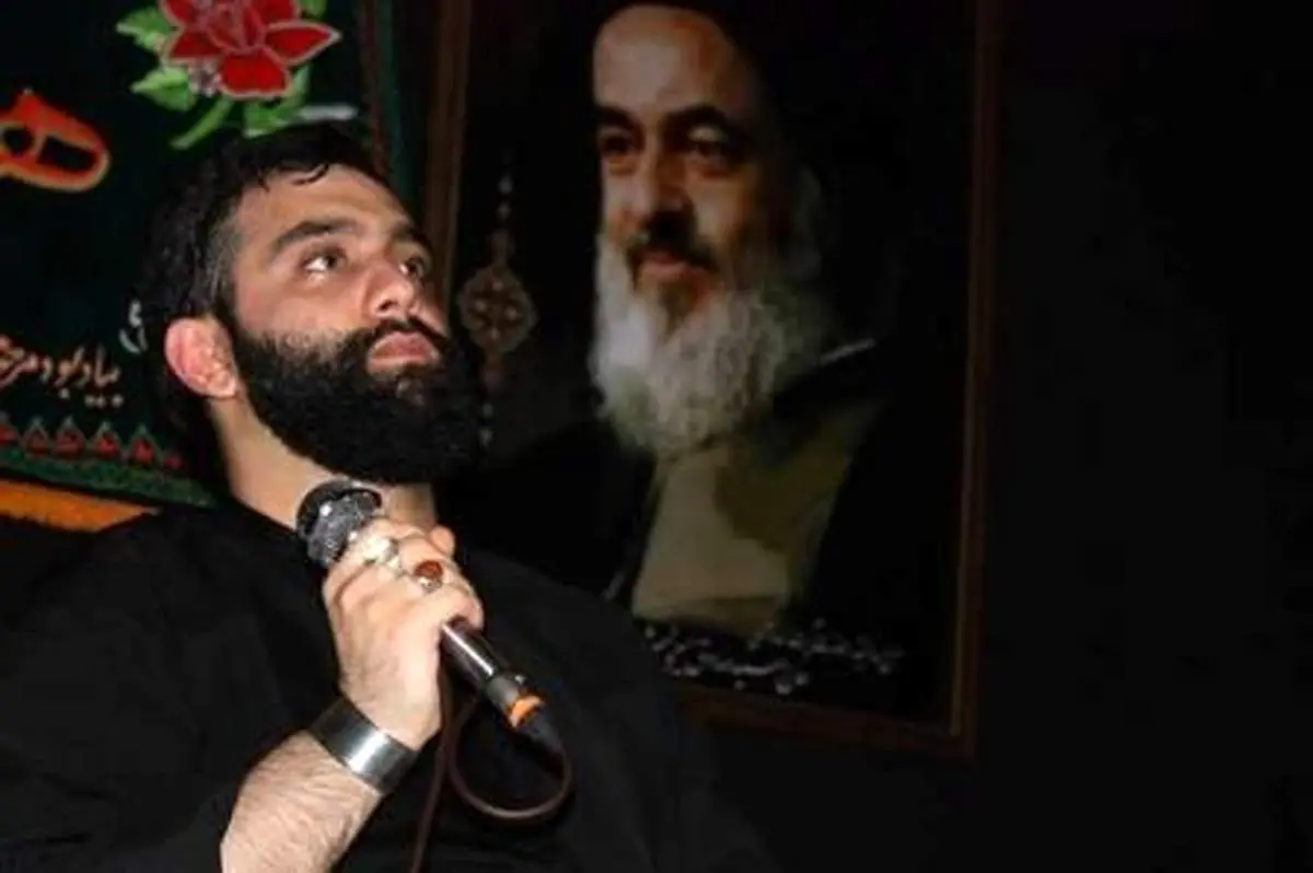 عکس/ مداحی یک مداح معروف زیر عکس آیت الله شیرازی