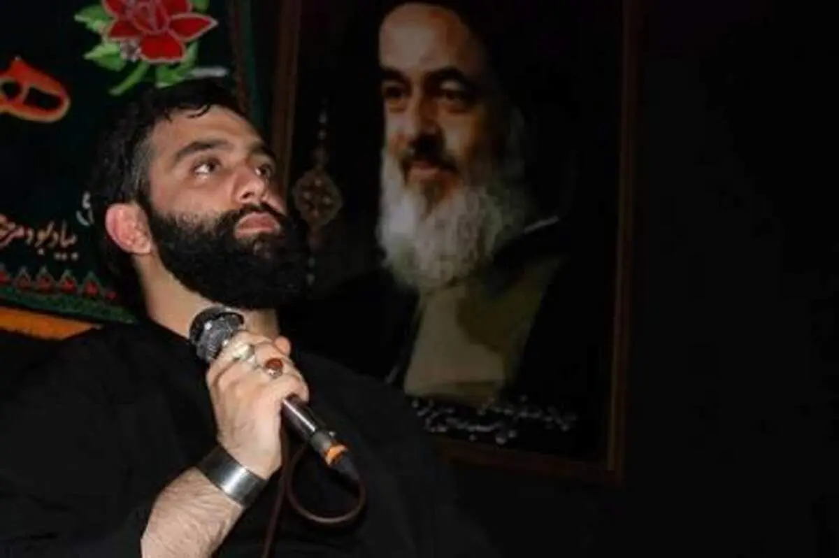 عکس/ مداحی یک مداح معروف زیر عکس آیت الله شیرازی