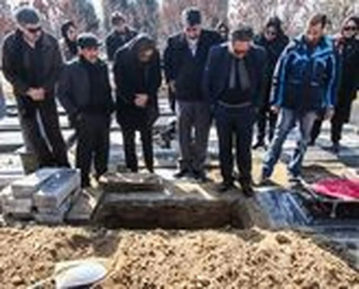 در حاشیه یک تدفین غریبانه...