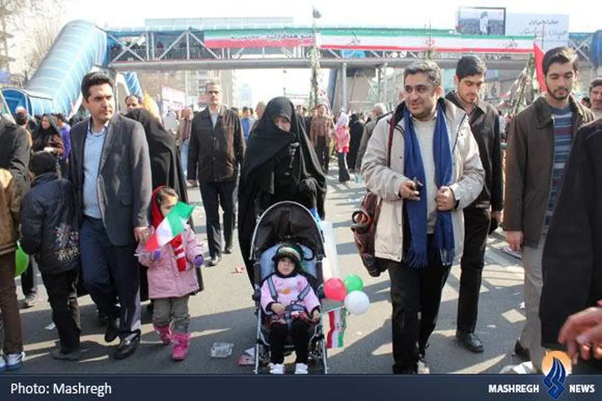 عکس:دختر و داماد احمدی نژاد در راهپیمایی 22 بهمن