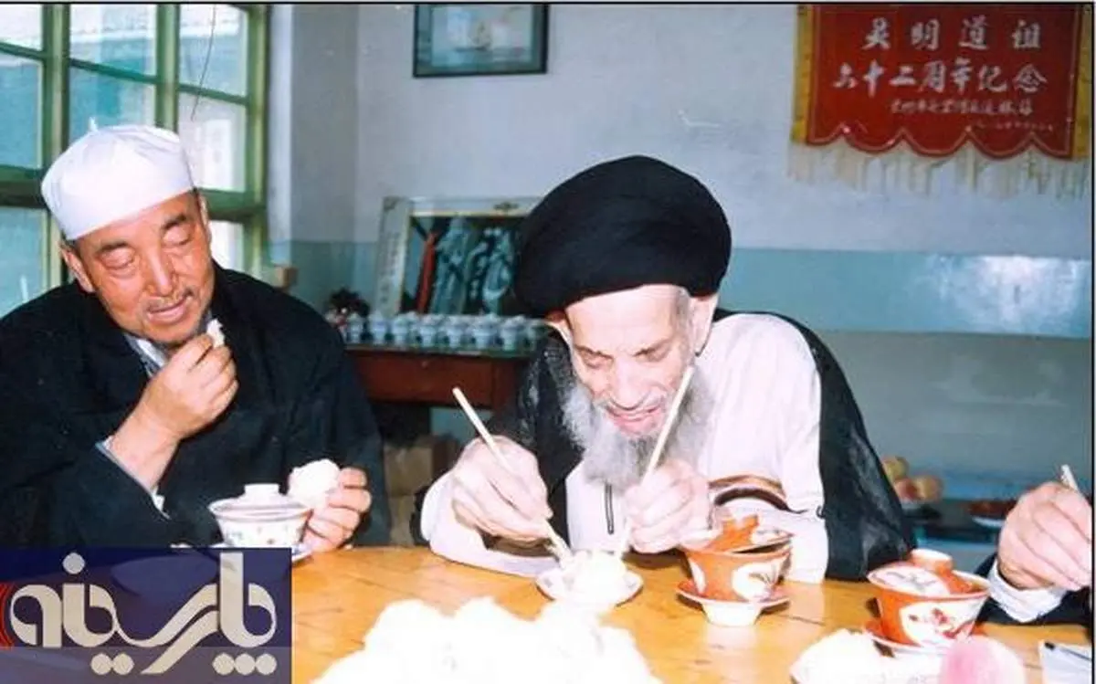 عکس:علامه عسکری در حال غذاخوردن به سبک چینی