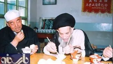 عکس:علامه عسکری در حال غذاخوردن به سبک چینی