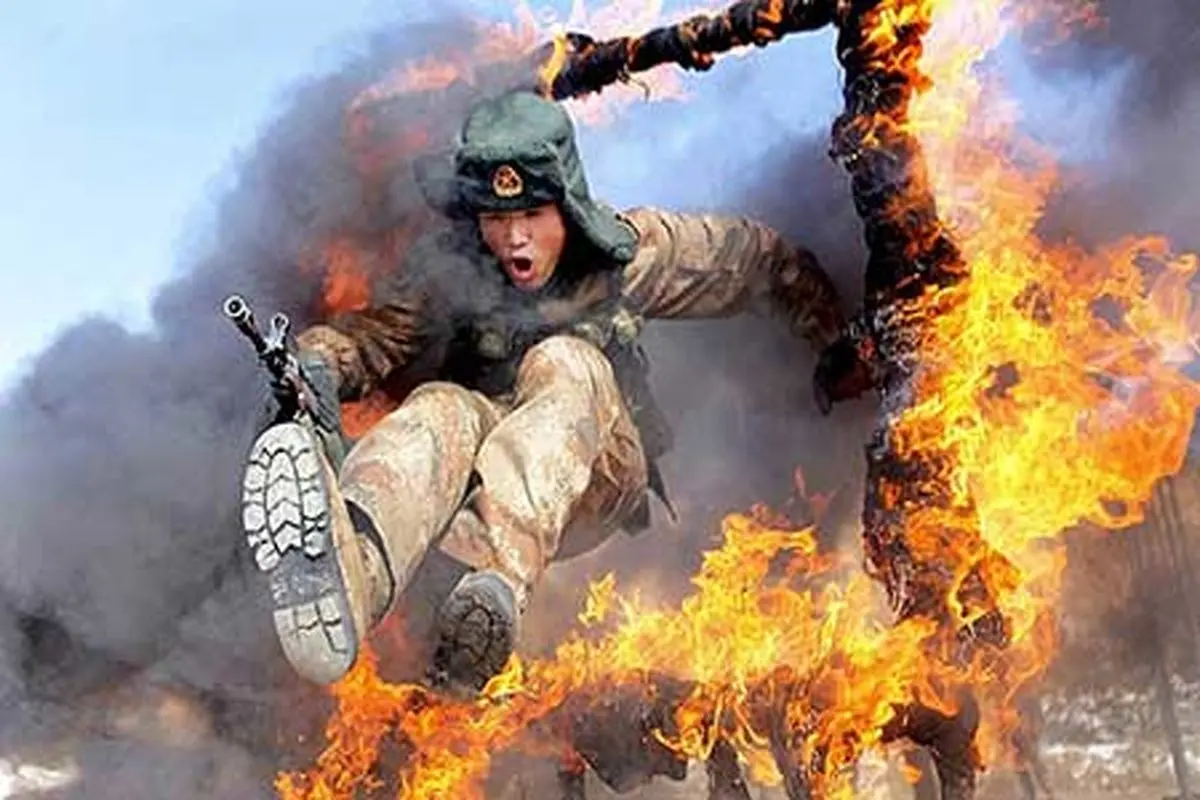 عکس/ سرباز مرزی چین در حال پرش از حلقه آتش