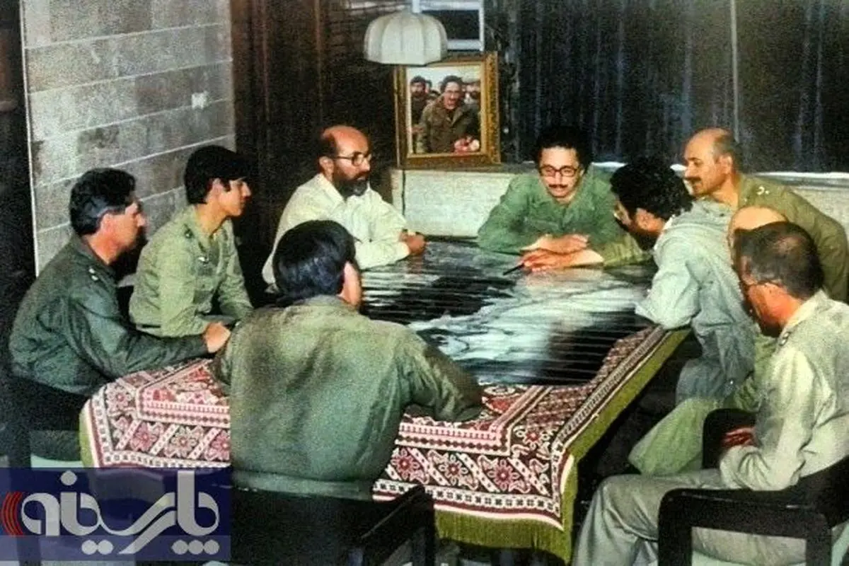 عکس:جلسه اتاق جنگ با حضور بنی صدر، تیمسار فلاحی و شهید چمران/1359
