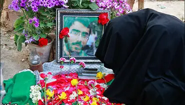 عکس/ مادر شهیدخلیلی بر مزار فرزندش