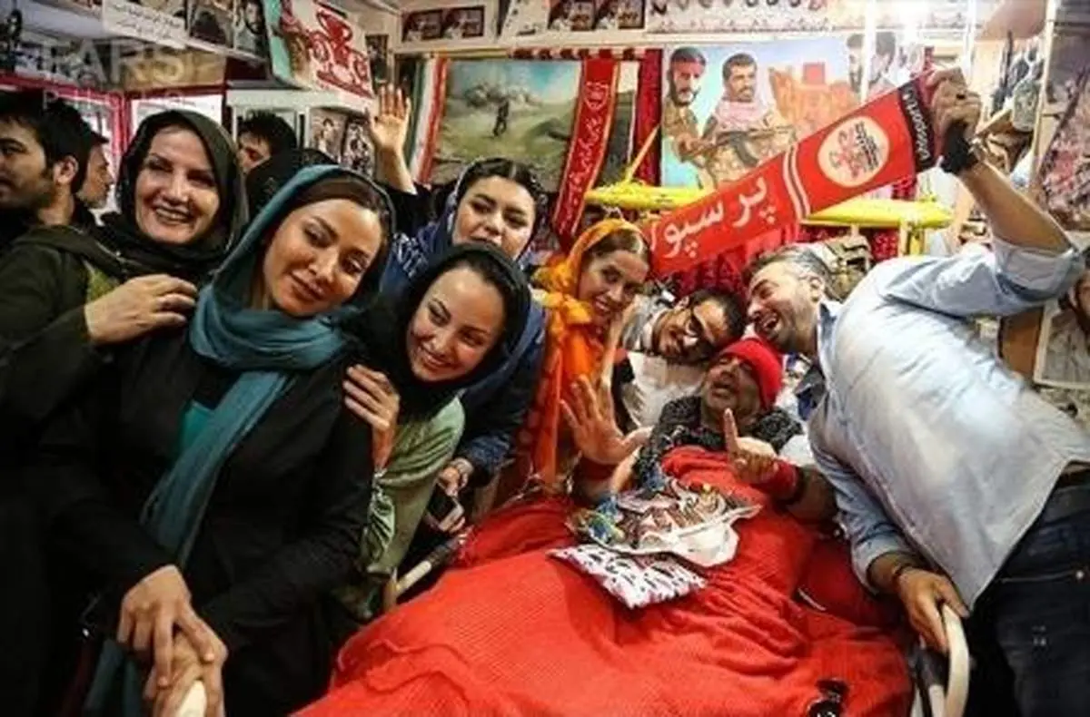 عکس‌یادگاری هنرمندان با جانبازپرسپولیسی