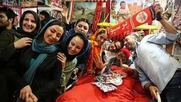 عکس‌یادگاری هنرمندان با جانبازپرسپولیسی