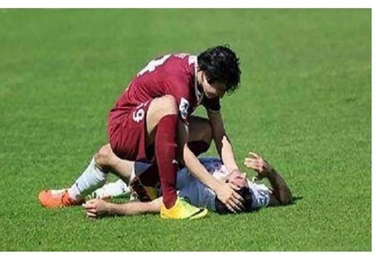 آزمون بازیکن حریف را بیهوش کرد +عکس