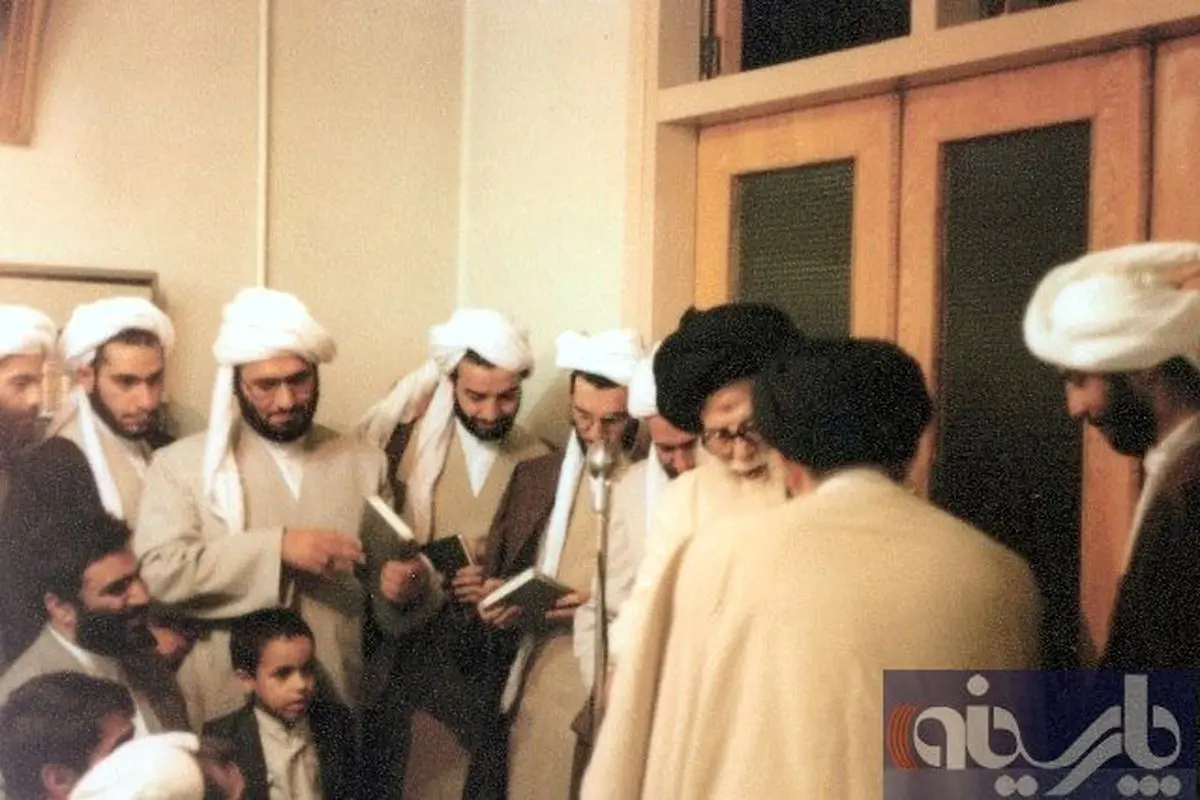 علامه طهرانی در جمع مریدان در حال خواندن صیغه اخوت