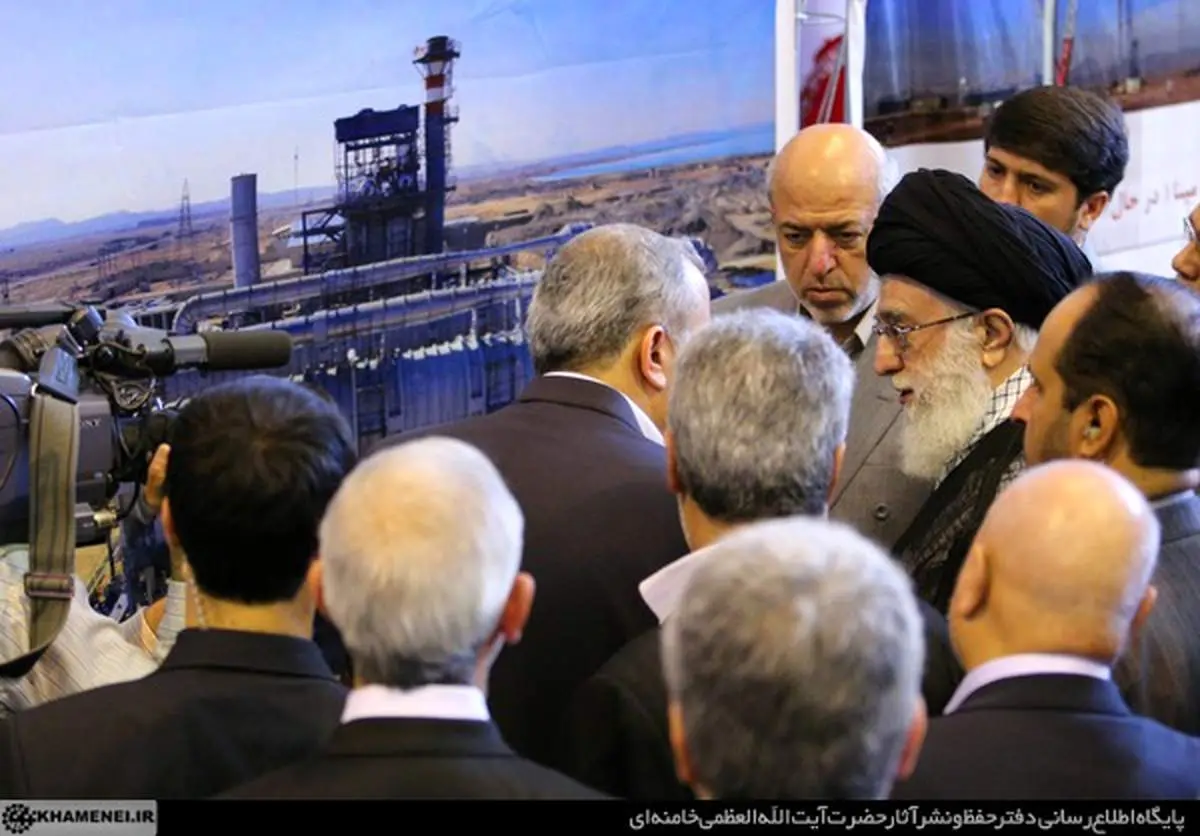 عکس/بازدید رهبر انقلاب از یک کارخانه