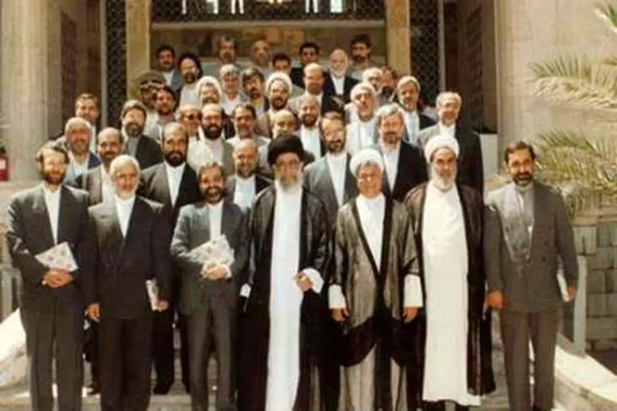 عکس یادگاری کابینه هاشمی رفسنجانی با رهبرانقلاب/1376