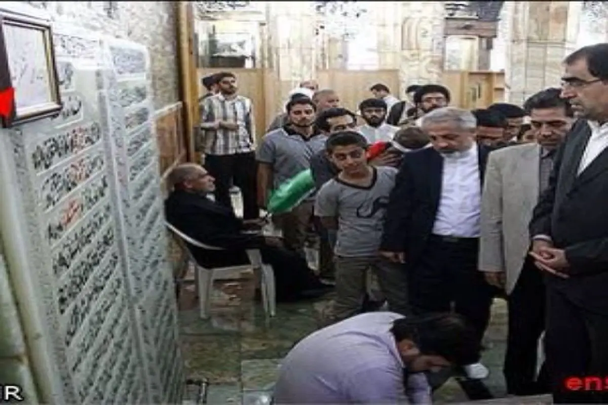 عکس:فاتحه خوانی وزیر بهداشت بر قبر آیت الله منتظری