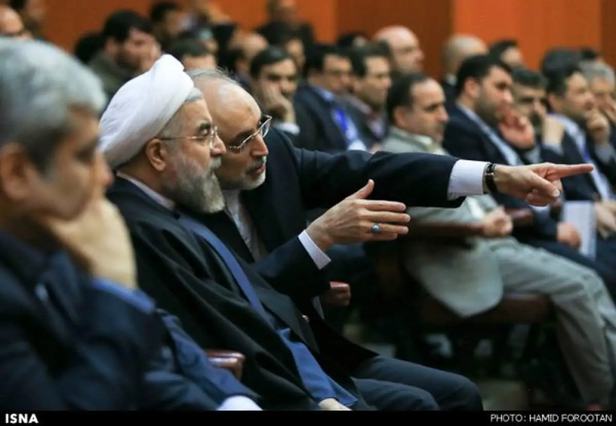 عکس/ صالحی کجا را به روحانی نشان می‌دهد؟