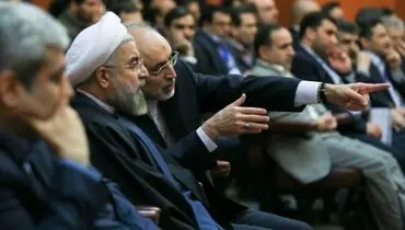 عکس/ صالحی کجا را به روحانی نشان می‌دهد؟
