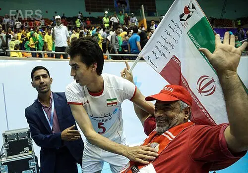 تلاش متفاوت یک هوادار برای گرفتن عکس و امضا از مهدی طارمی!+ فیلم