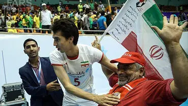 عکس/ هوادار پرسپولیس در سالن والیبال