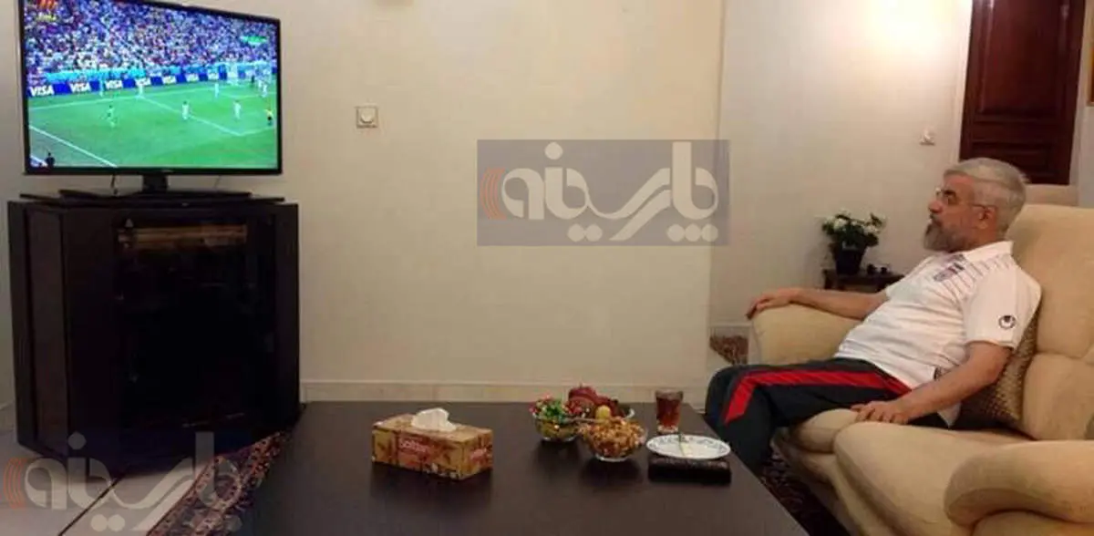 عکس/ روحانی در حال تماشای فوتبال ایران و نیجریه
