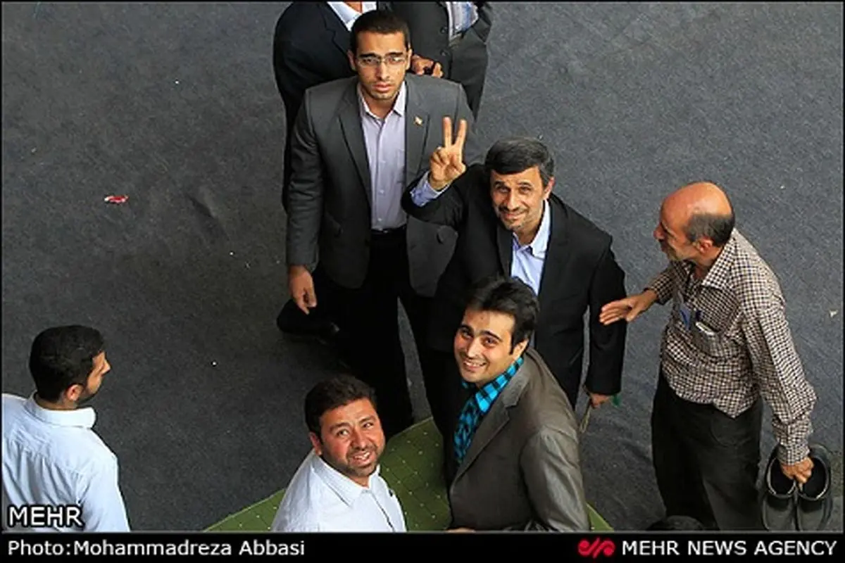 عکس/ حرکت جالب احمدی نژاد در نماز عید فطر