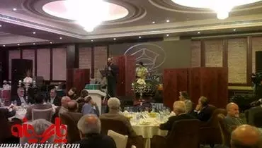 عکس:پوشاندن اعضای ارکستر با پرده در کنسرت محمد اصفهانی!