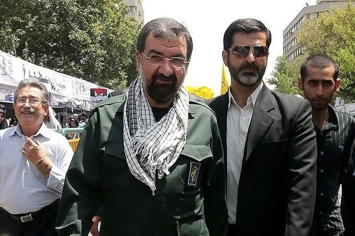 محسن رضایی با لباس سپاه در راهپیمایی روز قدس
