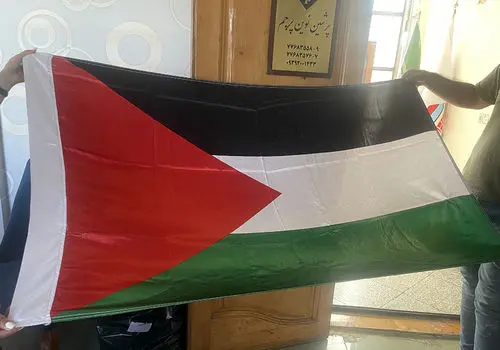 لحظه تزئین کاخ ریاست‌جمهوری استانانگارا در اندونزی با پرچم بزرگ فلسطین