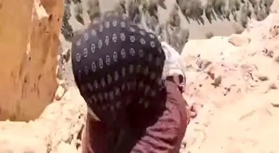 فرشتهٔ نجاتِ صخره‌های سربالا؛شیرزنِ دامدارِ کوهستان+ ویدیو 