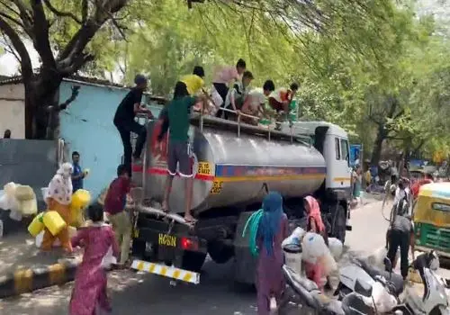 طنز اما واقعی از جسد زنده بر‌ روی‌ آب در‌ هند+ فیلم