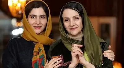 تصویری دلنشین از گلاب آدینه و دخترش در پشت صحنه تئاتر!