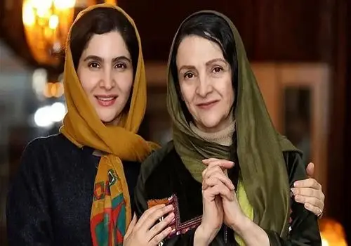 تصویری دلنشین از گلاب آدینه و دخترش در پشت صحنه تئاتر!