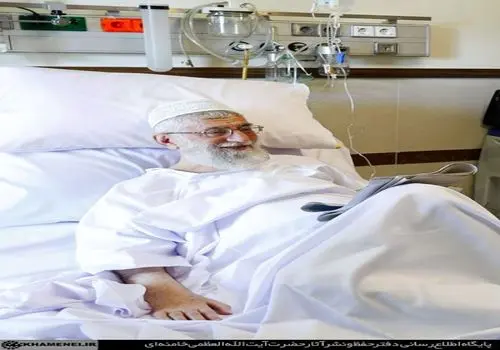چفیه رهبر انقلاب در دست مرحوم کاسبی +عکس
