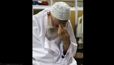 عکس/ رهبر معظم انقلاب در حال اقامه نماز در بیمارستان