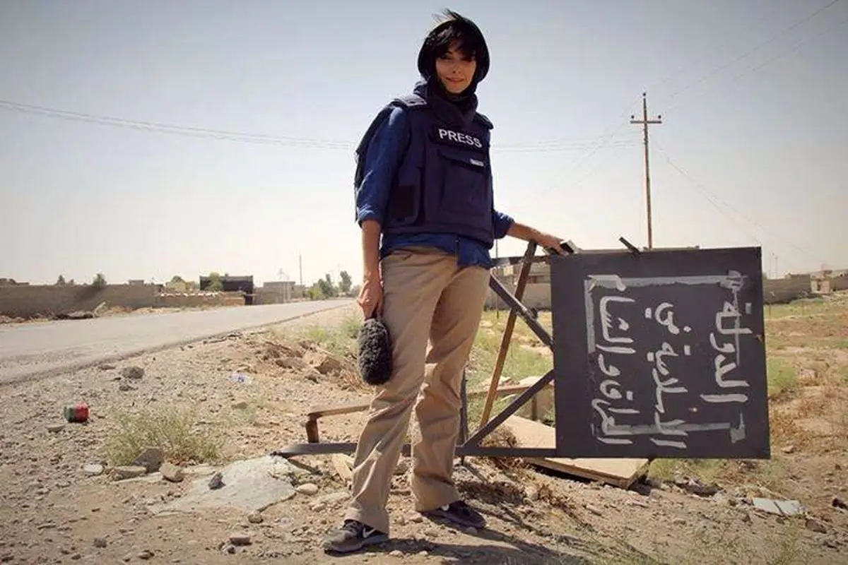 عکس:خبرنگار بی.بی.سی فارسی در کنار تابلوی سرنگون شده داعش
