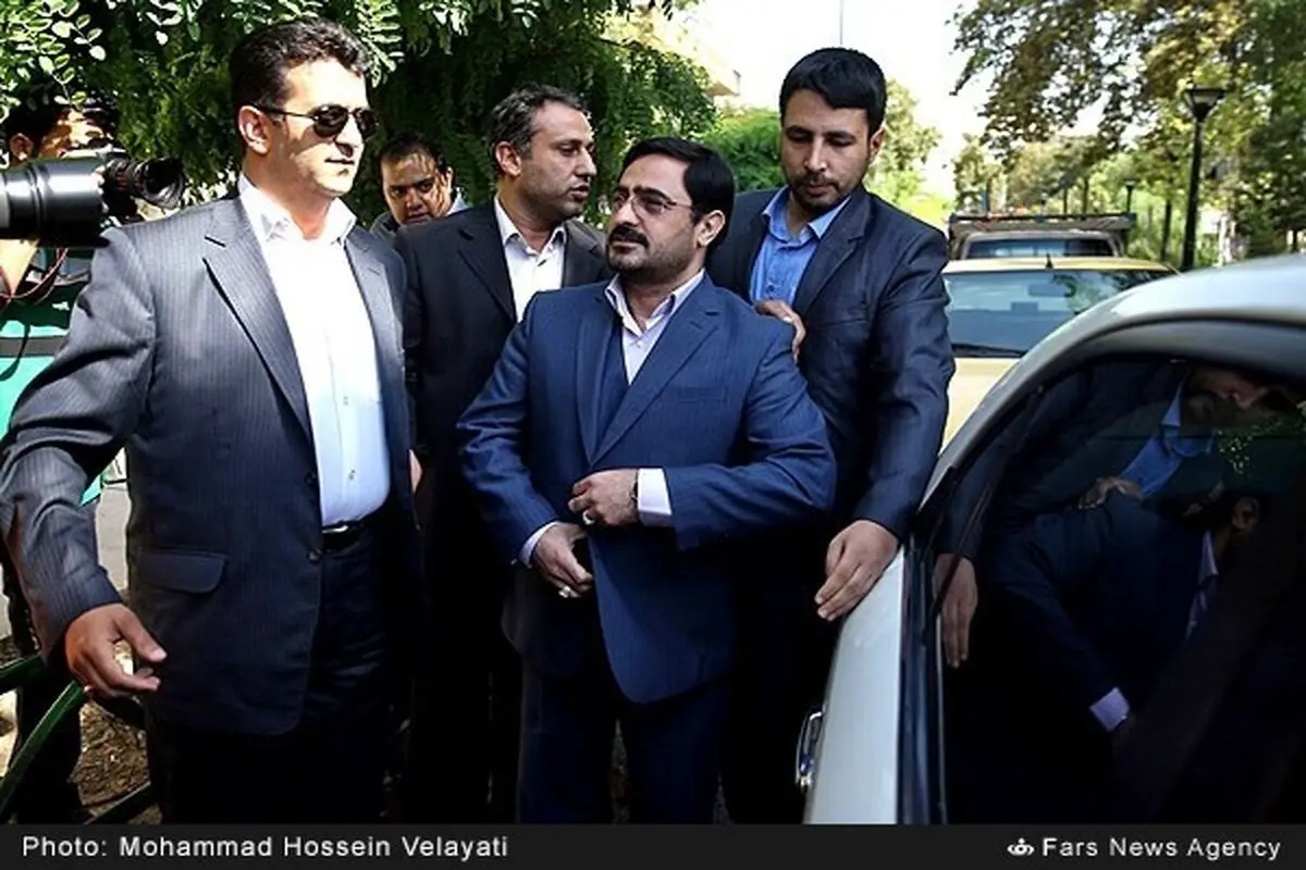 سعید مرتضوی در میان محافظانش در حال ورود به دادگاه /عکس